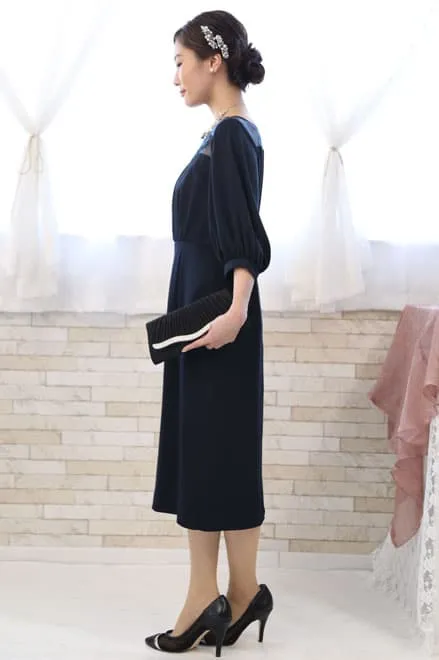 ネイビーの花柄レースボリュームスリーブドレス