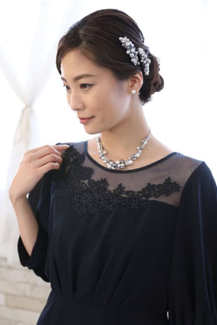 ネイビーの花柄レースボリュームスリーブドレス