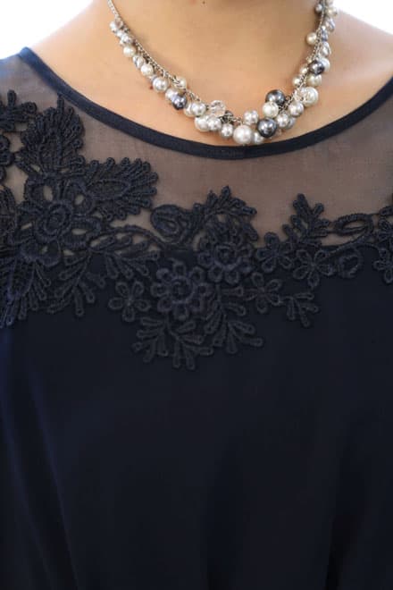 ネイビーの花柄レースボリュームスリーブドレス