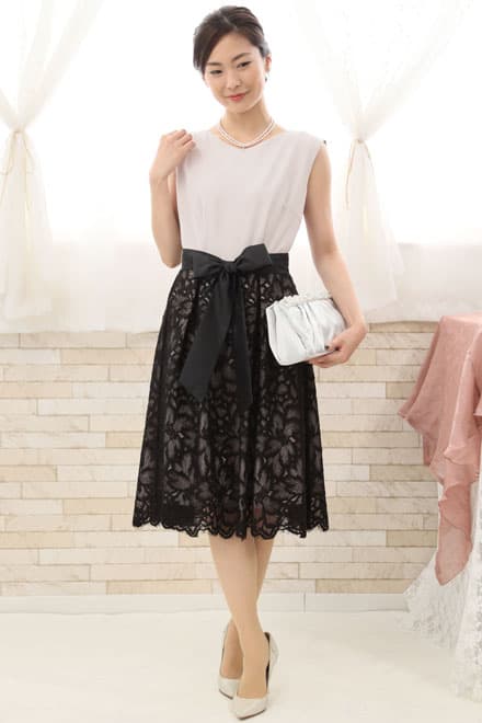 グレーのウエスト切替え花柄レースドレス