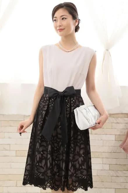 グレーのウエスト切替え花柄レースドレス