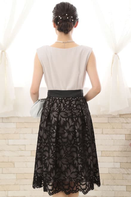 グレーのウエスト切替え花柄レースドレス