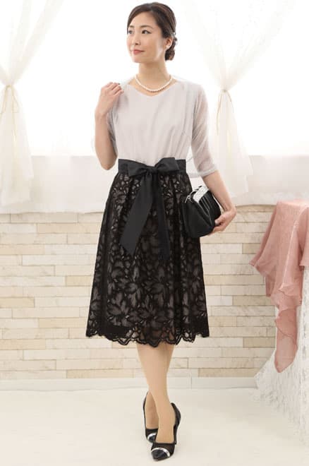 グレーのウエスト切替え花柄レースドレス