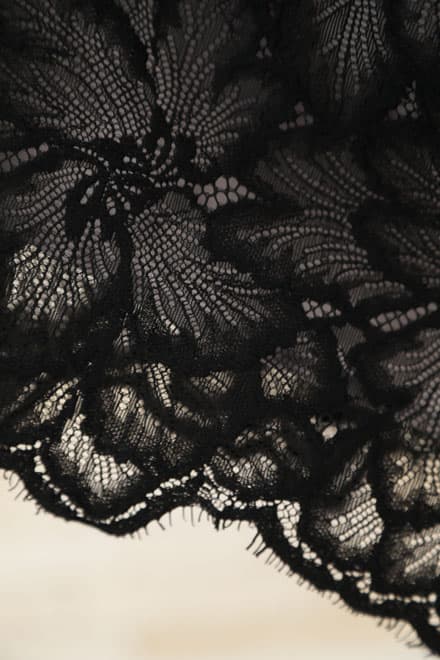 グレーのウエスト切替え花柄レースドレス