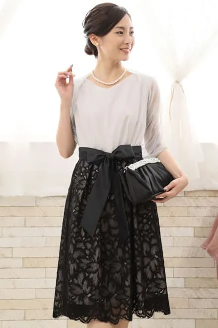 グレーのウエスト切替え花柄レースドレス