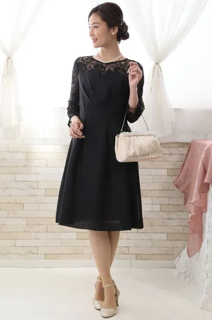 ブラックのビスチェ風レースドレス