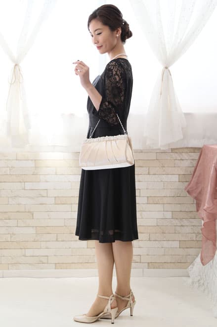 ブラックのビスチェ風レースドレス