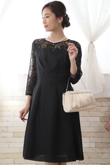 ブラックのビスチェ風レースドレス