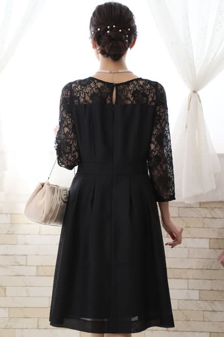 ブラックのビスチェ風レースドレス