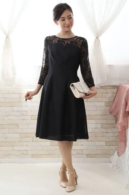 ブラックのビスチェ風レースドレス
