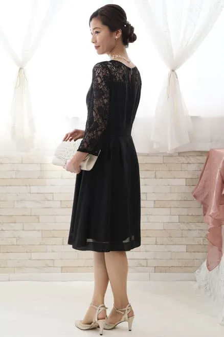 ブラックのビスチェ風レースドレス