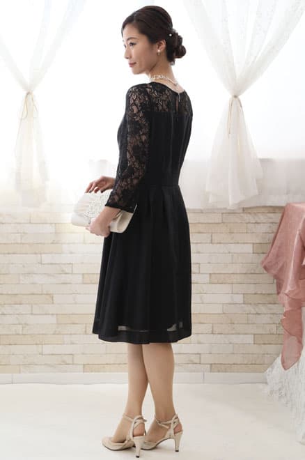 ブラックのビスチェ風レースドレス