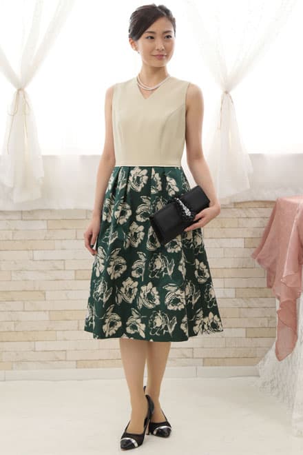 グリーンの花柄Vネックドレス