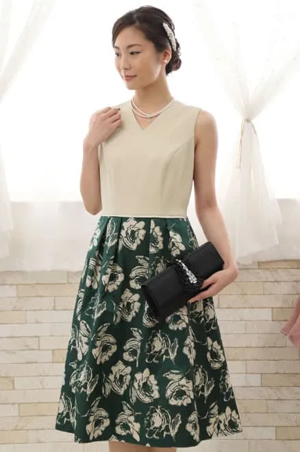グリーンの花柄Vネックドレス
