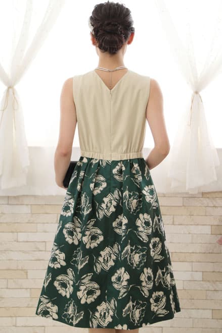 グリーンの花柄Vネックドレス