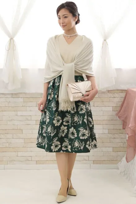 グリーンの花柄Vネックドレス