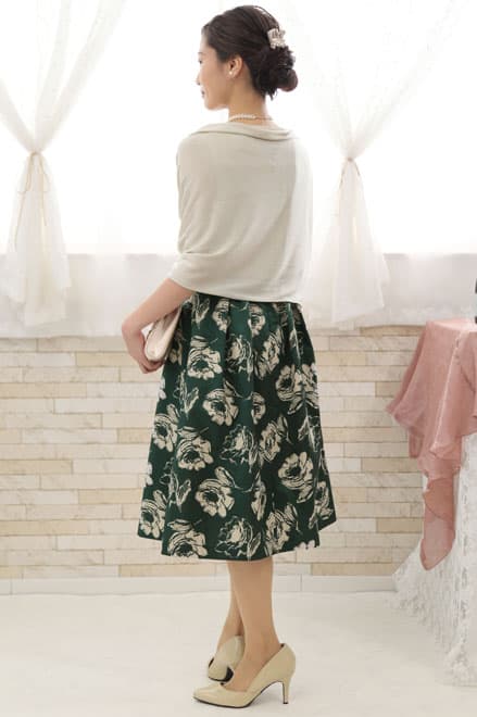 グリーンの花柄Vネックドレス