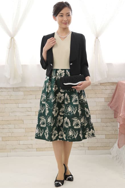 グリーンの花柄Vネックドレス