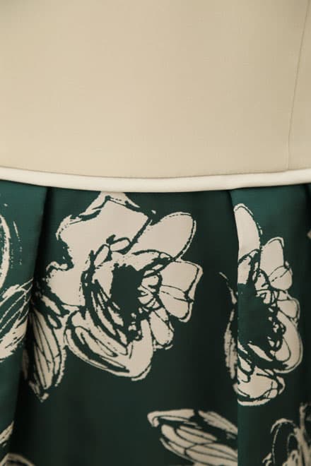 グリーンの花柄Vネックドレス