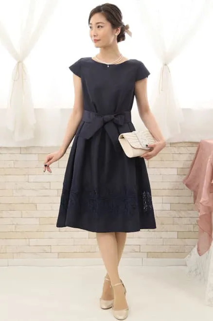 ネイビーのチューリップスリーブウエストリボン付きドレス