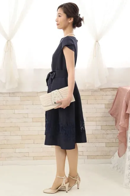 ネイビーのチューリップスリーブウエストリボン付きドレス