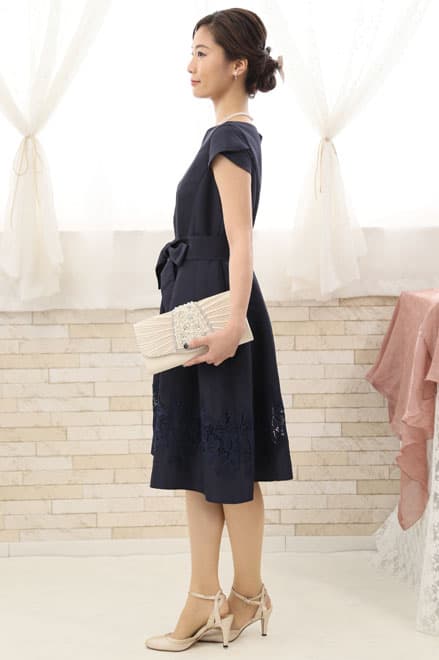 ネイビーのチューリップスリーブウエストリボン付きドレス