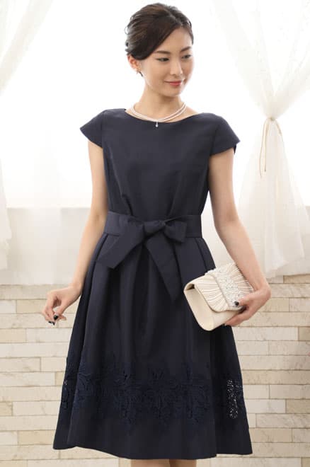 ネイビーのチューリップスリーブウエストリボン付きドレス