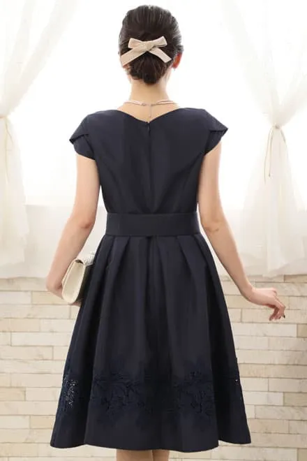 ネイビーのチューリップスリーブウエストリボン付きドレス