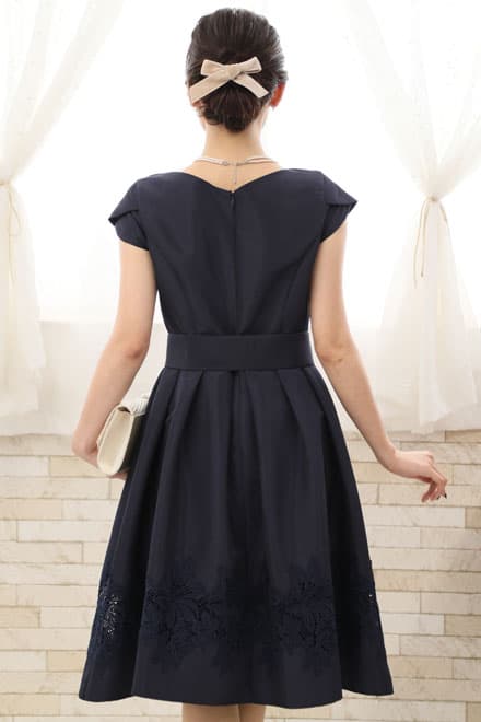 ネイビーのチューリップスリーブウエストリボン付きドレス