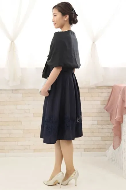 ネイビーのチューリップスリーブウエストリボン付きドレス