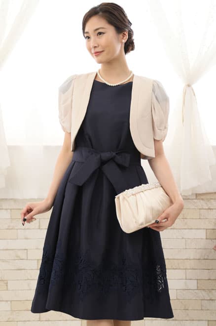 ネイビーのチューリップスリーブウエストリボン付きドレス