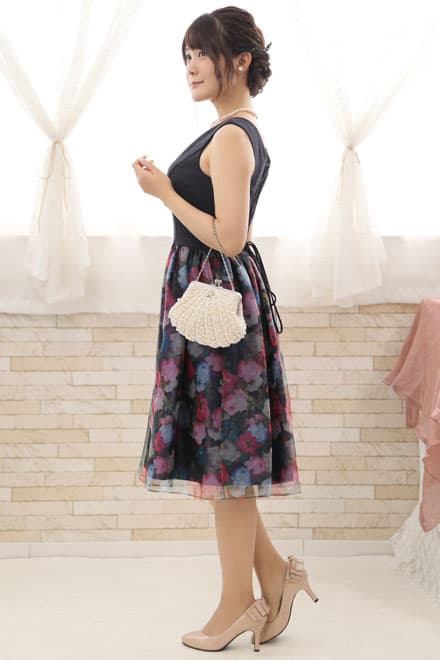 ネイビーの花柄オーガンジードレス