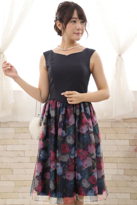 ネイビーの花柄オーガンジードレス