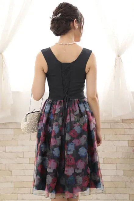 ネイビーの花柄オーガンジードレス