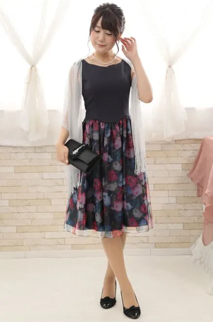 ネイビーの花柄オーガンジードレス
