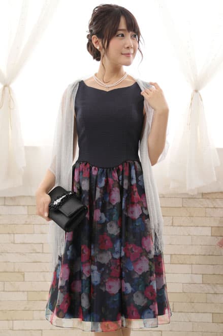 ネイビーの花柄オーガンジードレス