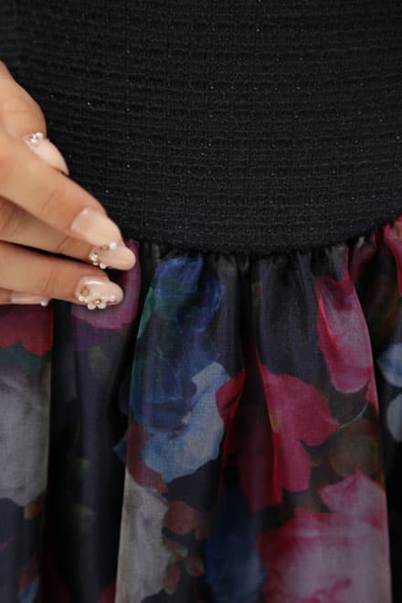 ネイビーの花柄オーガンジードレス