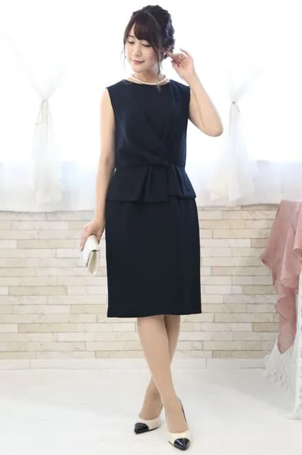 ネイビーのペプラムタイトドレス