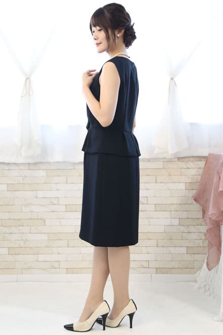 ネイビーのペプラムタイトドレス