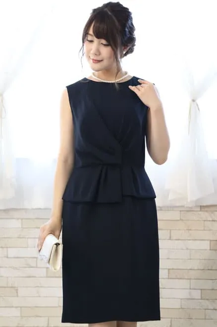 ネイビーのペプラムタイトドレス
