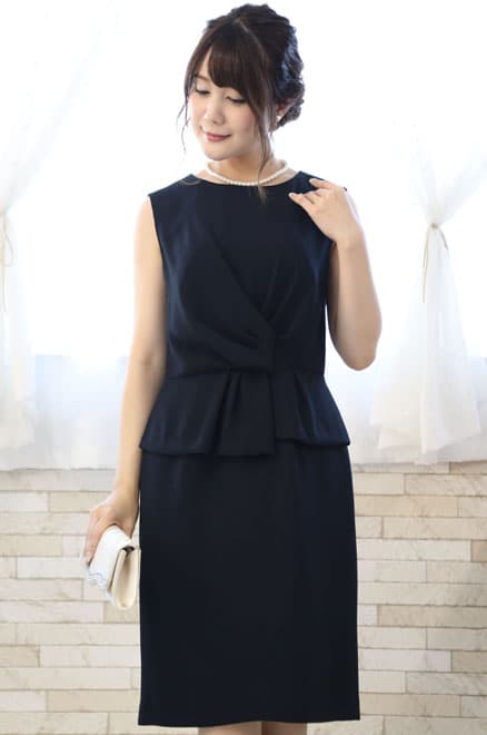 ネイビーのペプラムタイトドレス