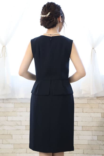 ネイビーのペプラムタイトドレス