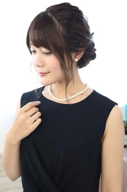 ネイビーのペプラムタイトドレス