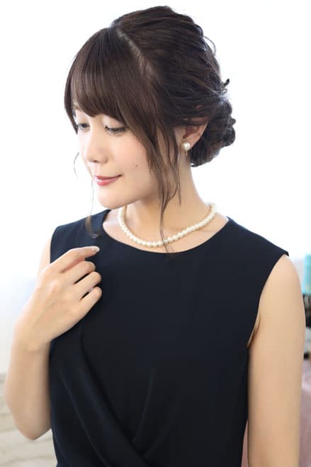 ネイビーのペプラムタイトドレス