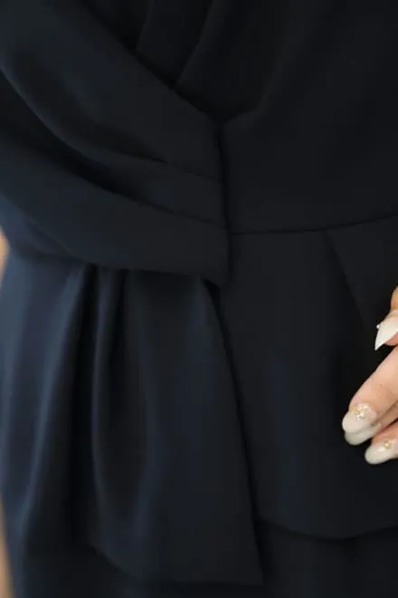 ネイビーのペプラムタイトドレス