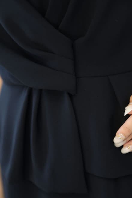 ネイビーのペプラムタイトドレス