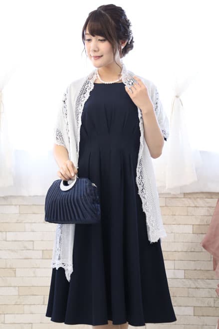 ネイビーのレース袖ウエストタック入りドレス