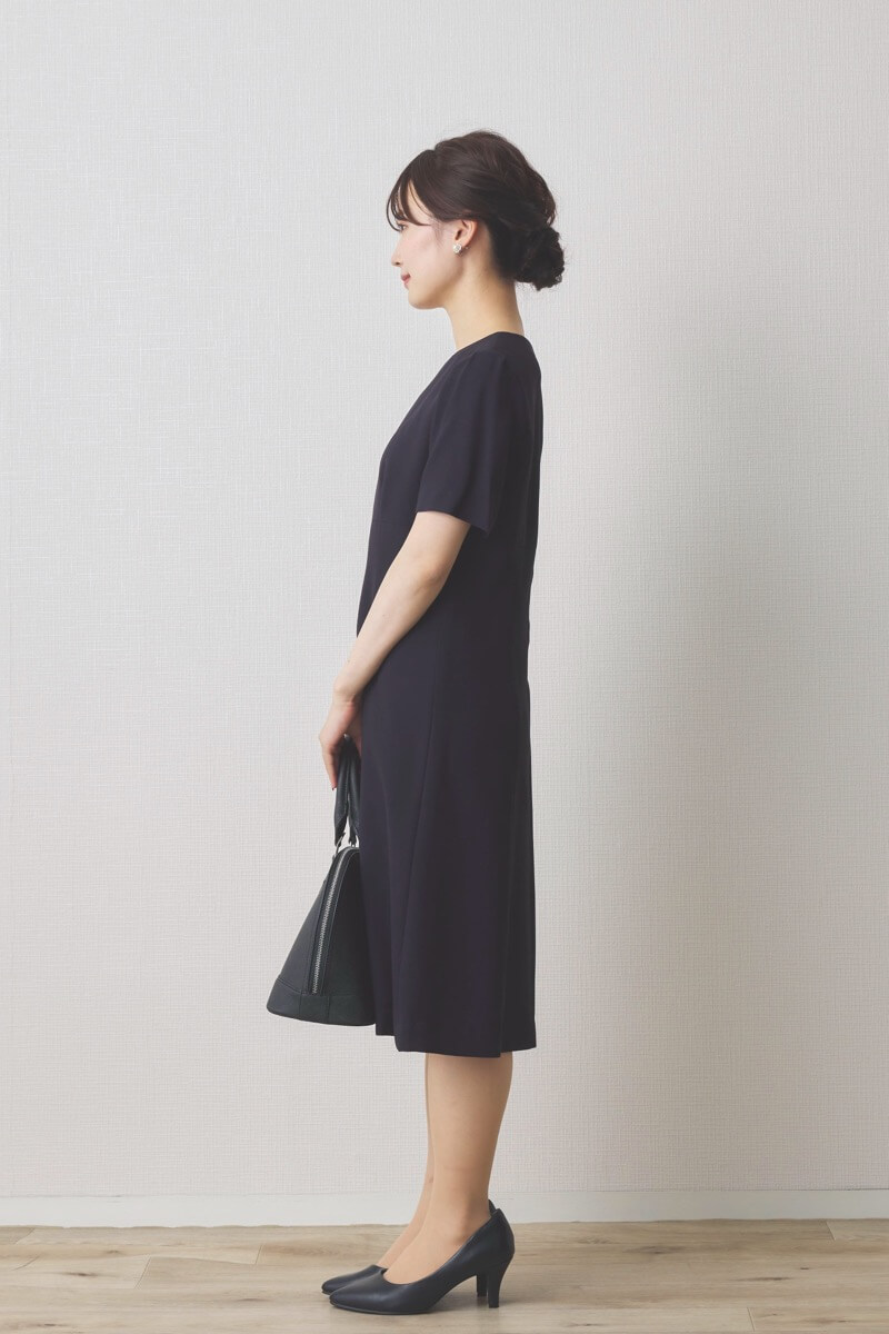 ネイビーの半袖タックフレアセレモニースーツセット