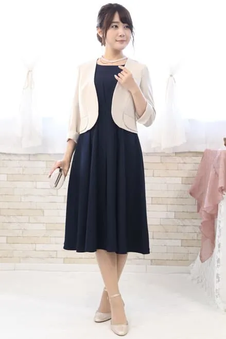 ネイビーのレース袖ウエストタック入りドレス
