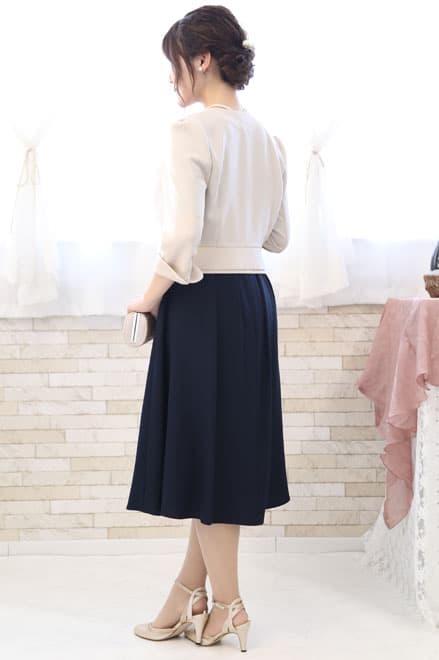 ネイビーのレース袖ウエストタック入りドレス